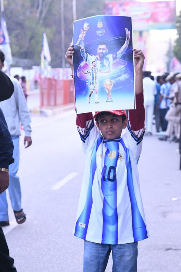 Lionel_20Messi_20Connects_20with_20Hyderabad_20Stadium_20Fans_20Photos_20_284_29.jpg 10