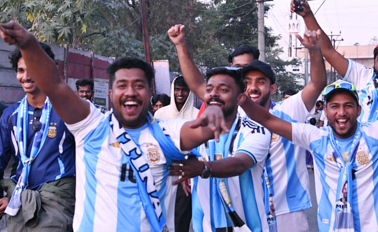Lionel_20Messi_20Connects_20with_20Hyderabad_20Stadium_20Fans_20Photos_20_285_29.jpg 11
