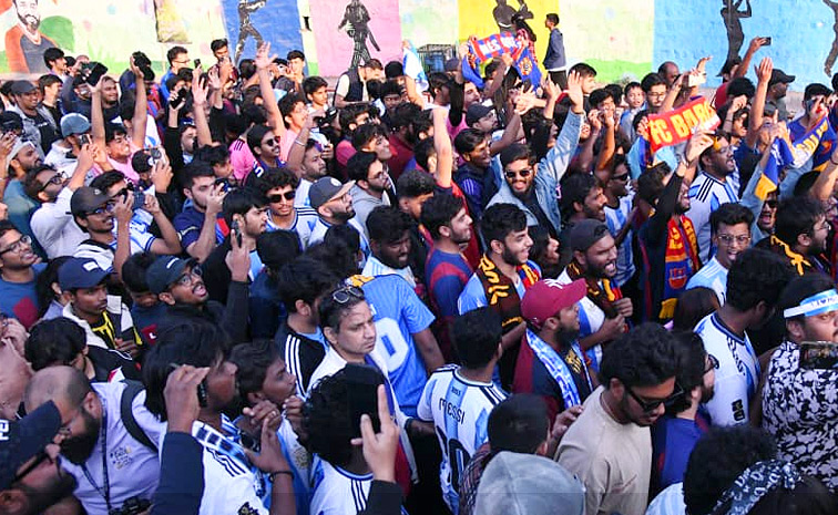 Lionel_20Messi_20Connects_20with_20Hyderabad_20Stadium_20Fans_20Photos_20_286_29.jpg 12