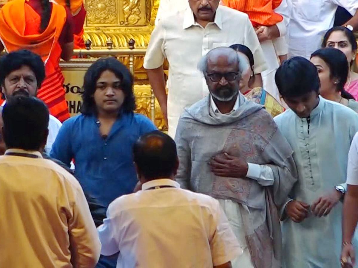 Rajinikanth_20Visits_20Tirumala_20Along_20With_20His_20Family_20Photos__20_2811_29_0.jpg 11
