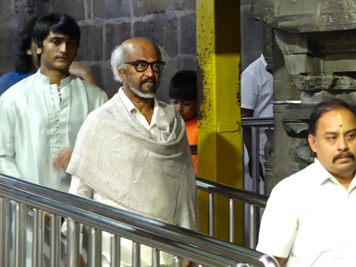 Rajinikanth_20Visits_20Tirumala_20Along_20With_20His_20Family_20Photos__20_285_29_0.jpg 5