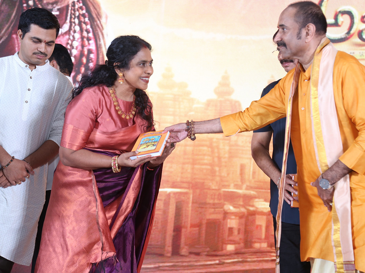 Akhanda_202_20Thandavam_20Success_20Meet_20Photos__20_2812_29.jpg 12