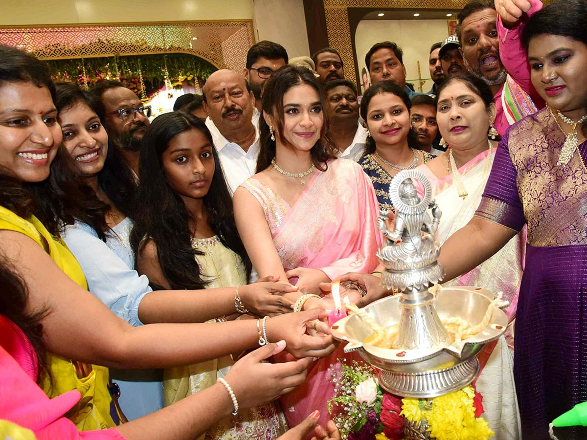 Actress_20Keerthy_20Suresh_20At_20Visakhapatnam_20Viral_20Photos__20_286_29.jpg 6