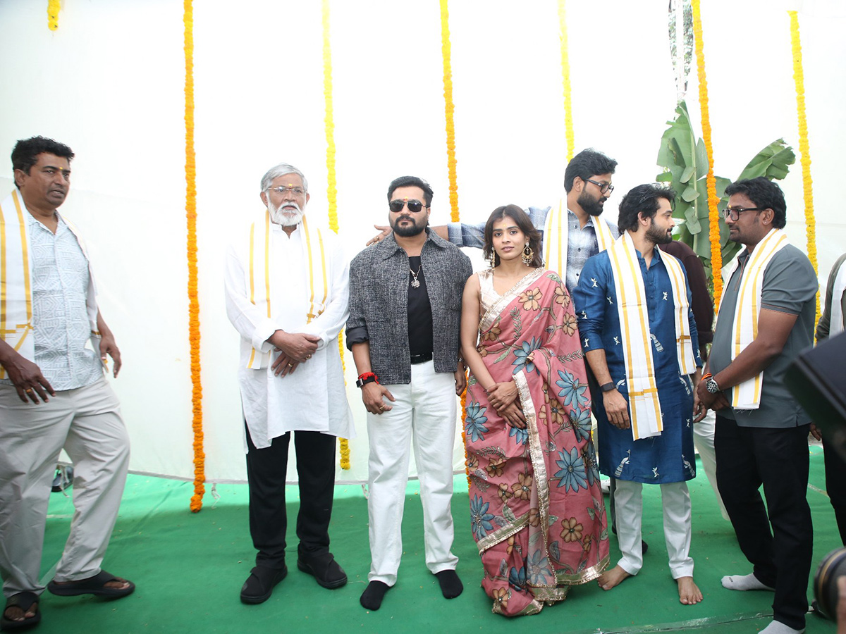 Bobby_20Simha_20New_20Movie_20Grand_20Opening_20Pooja_20Ceremony__20_2815_29.jpg 15