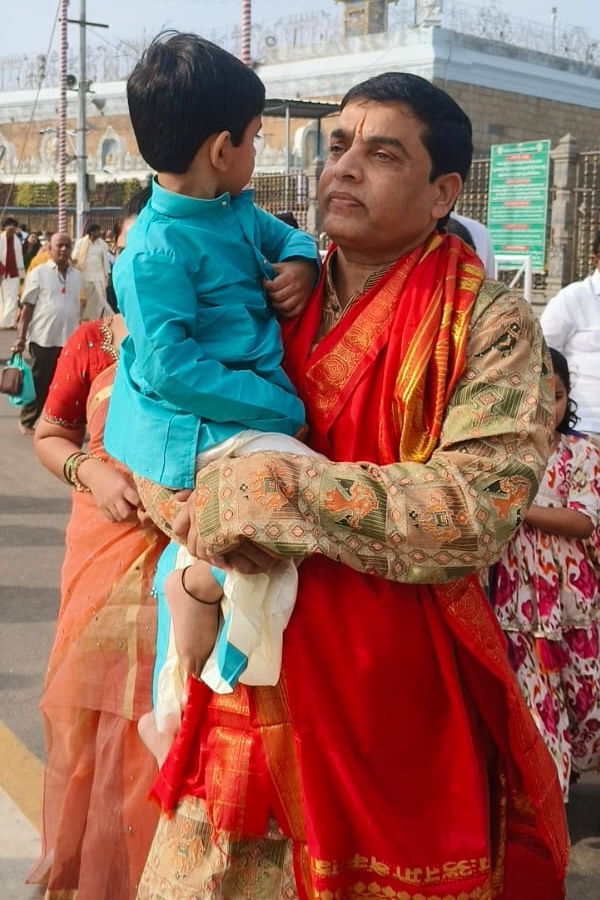 Film_20Producer_20Dil_20Raju_20Garu_20And_20Wife_20Tejaswani_20Vundavalli_20Visted_20Tirumala_20Photos_20_282_29.jpg 3