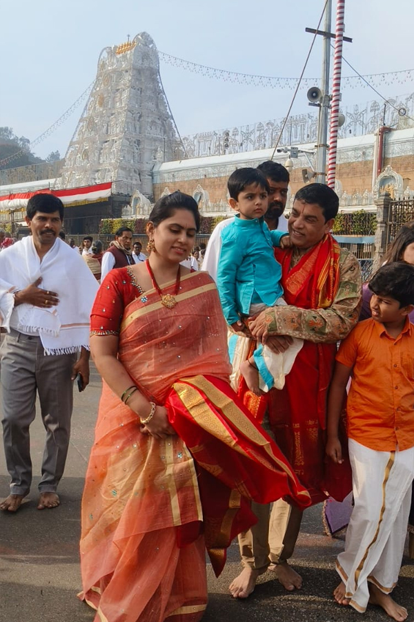 Film_20Producer_20Dil_20Raju_20Garu_20And_20Wife_20Tejaswani_20Vundavalli_20Visted_20Tirumala_20Photos_20_284_29.jpg 5