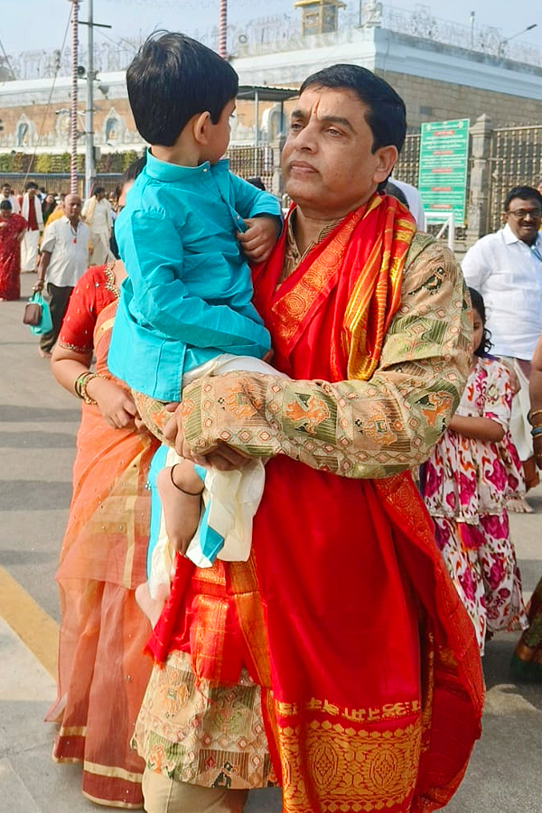 Film_20Producer_20Dil_20Raju_20Garu_20And_20Wife_20Tejaswani_20Vundavalli_20Visted_20Tirumala_20Photos_20_285_29.jpg 6