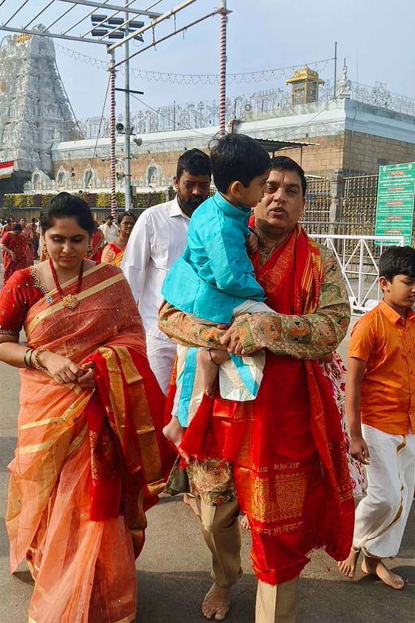 Film_20Producer_20Dil_20Raju_20Garu_20And_20Wife_20Tejaswani_20Vundavalli_20Visted_20Tirumala_20Photos_20_286_29.jpg 7