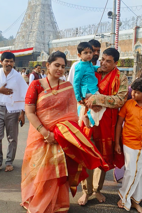 Film_20Producer_20Dil_20Raju_20Garu_20And_20Wife_20Tejaswani_20Vundavalli_20Visted_20Tirumala_20Photos_20_287_29.jpg 8