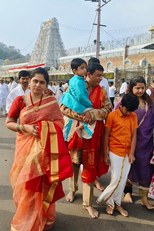 Film_20Producer_20Dil_20Raju_20Garu_20And_20Wife_20Tejaswani_20Vundavalli_20Visted_20Tirumala_20Photos_20_288_29.jpg 9