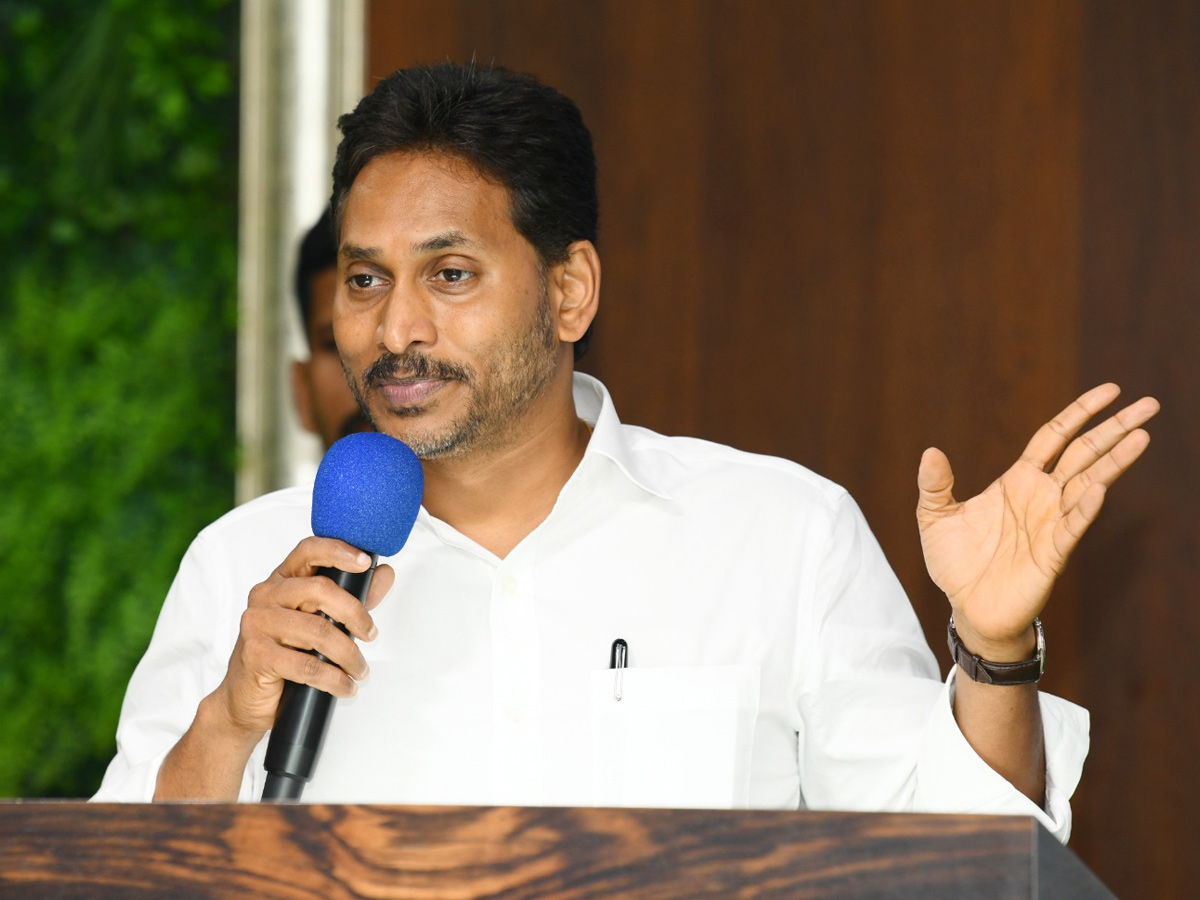 YS_20jagan_20Slams_20Chandrababu_20Over_20Medical_20College_20Privatization_20Photos_20_2810_29.jpg 7