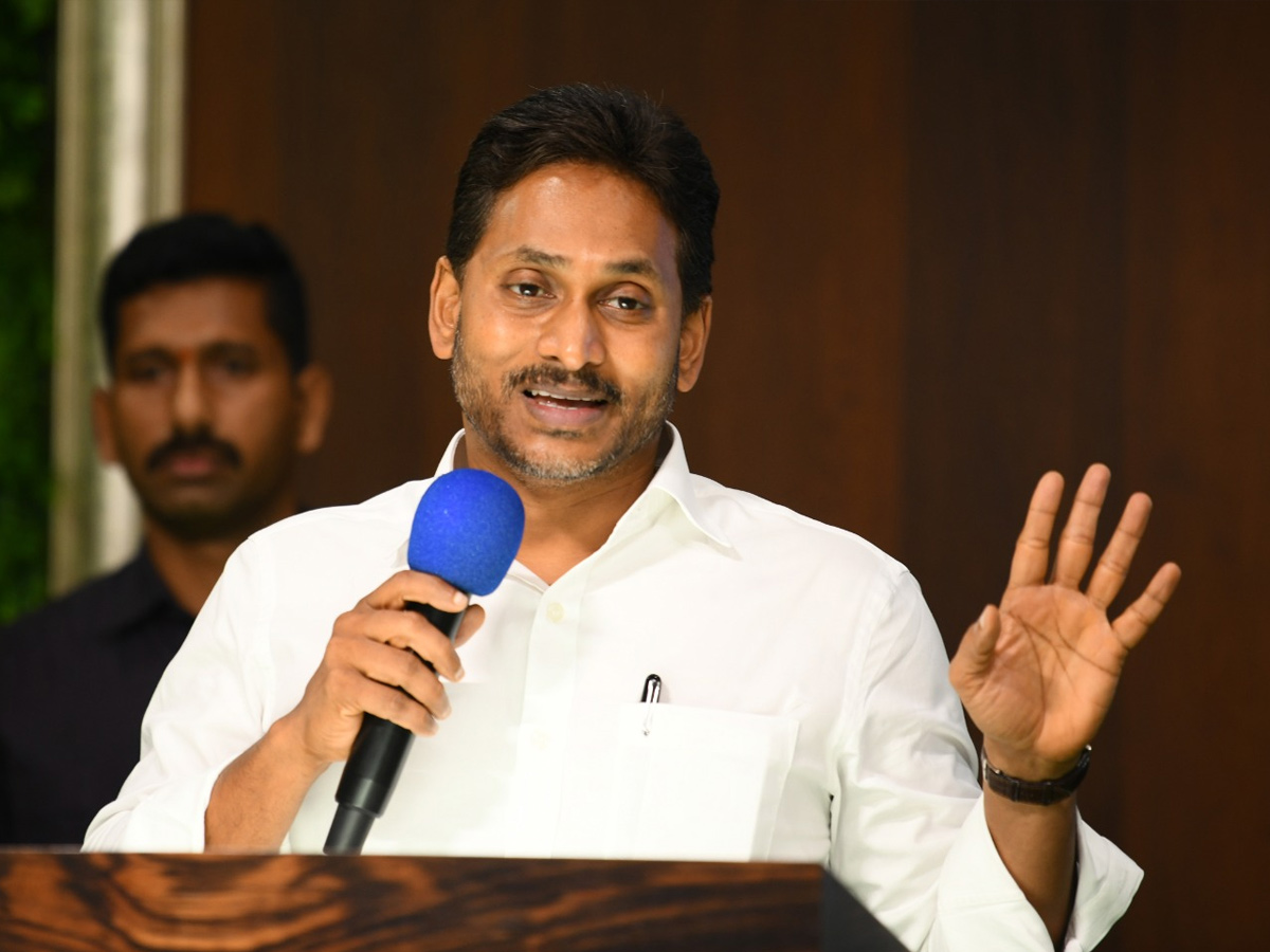 YS_20jagan_20Slams_20Chandrababu_20Over_20Medical_20College_20Privatization_20Photos_20_287_29.jpg 4