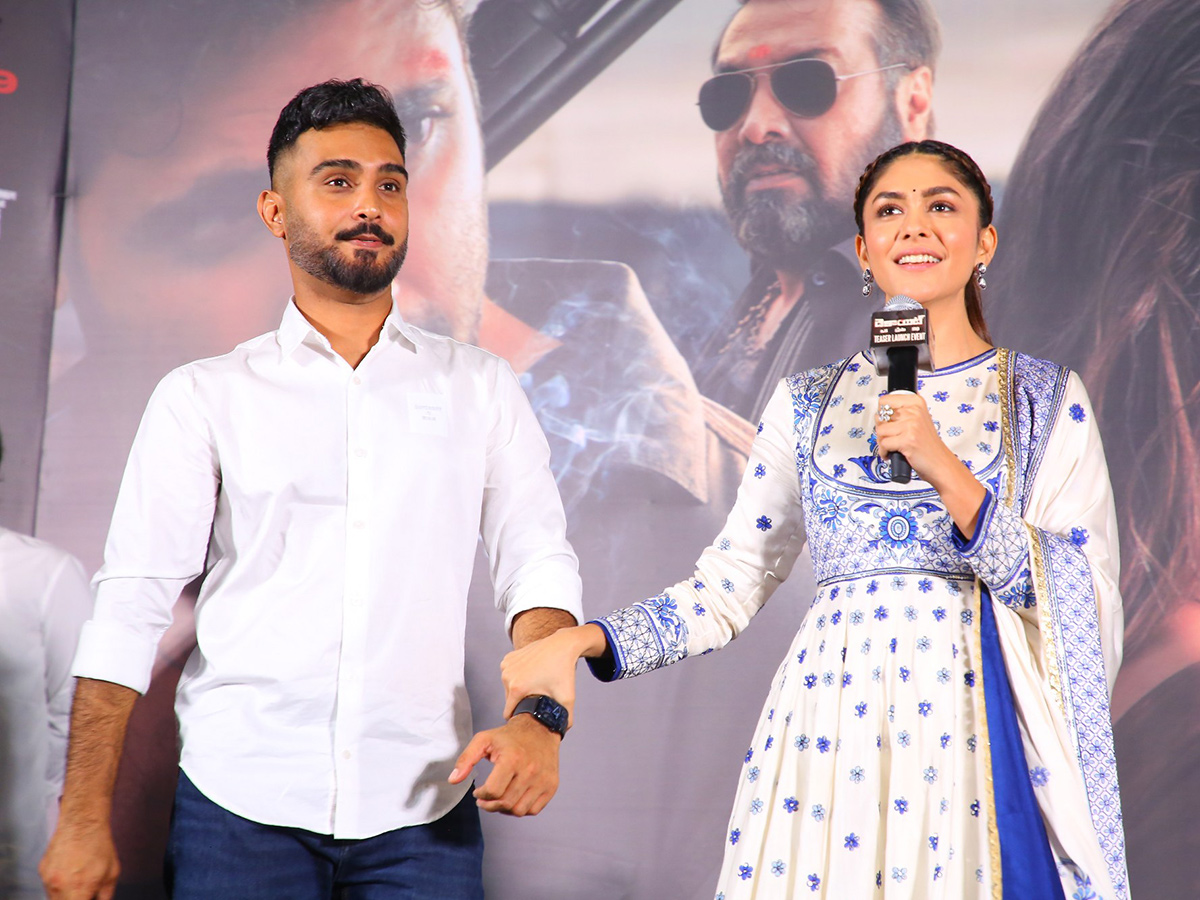 Adivi_20Sesh_20_20Dacoit_20Movie_20Teaser_20Launch_20Event_20Photos__20_287_29.jpg 7
