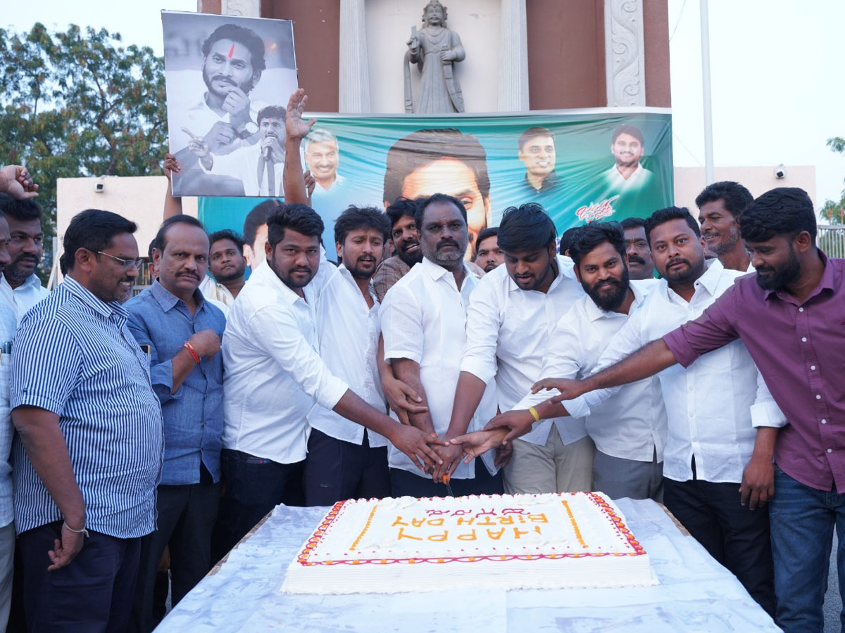 YSRCP_20Leaders_20Celebrate_20Ys_20jagan_20Birthday_20Celebrations_20Photos_20_281_29.jpg 2