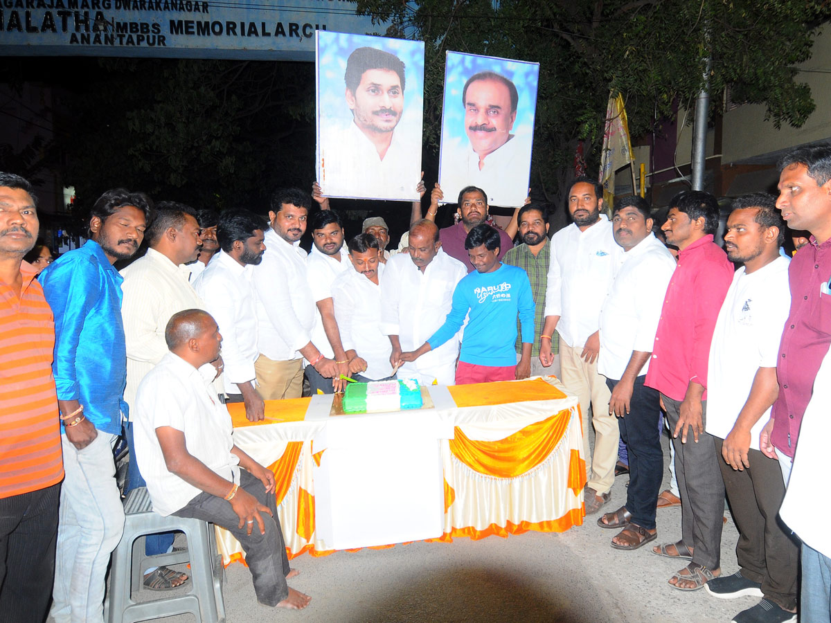 YSRCP_20Leaders_20Celebrate_20Ys_20jagan_20Birthday_20Celebrations_20Photos_20_283_29.jpg 4