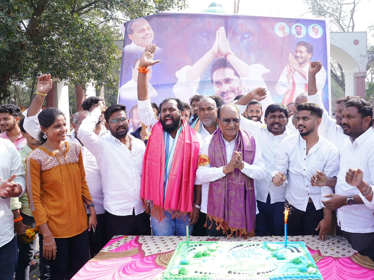 YSRCP_20Leaders_20Celebrate_20Ys_20jagan_20Birthday_20Celebrations_20Photos_20_285_29.jpg 6