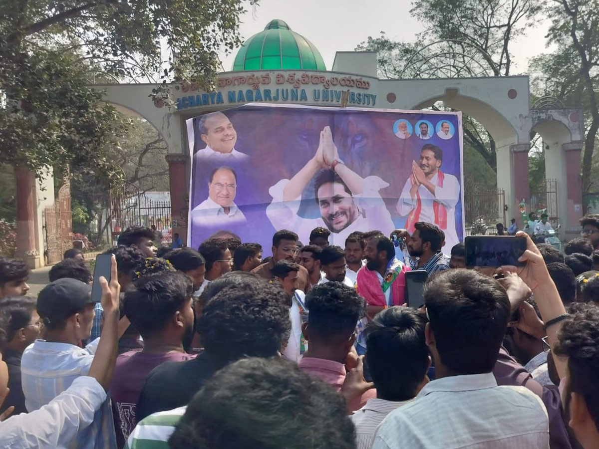 YSRCP_20Leaders_20Celebrate_20Ys_20jagan_20Birthday_20Celebrations_20Photos_20_287_29.jpg 8