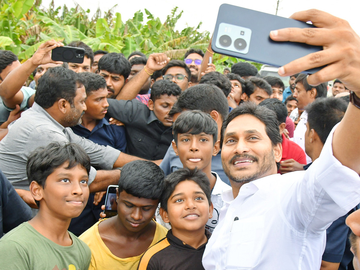 YS_20Jagan_20_20selfie_20with_20the_20crowd_20of_20fans_20Photos_20_2810_29.jpg 11
