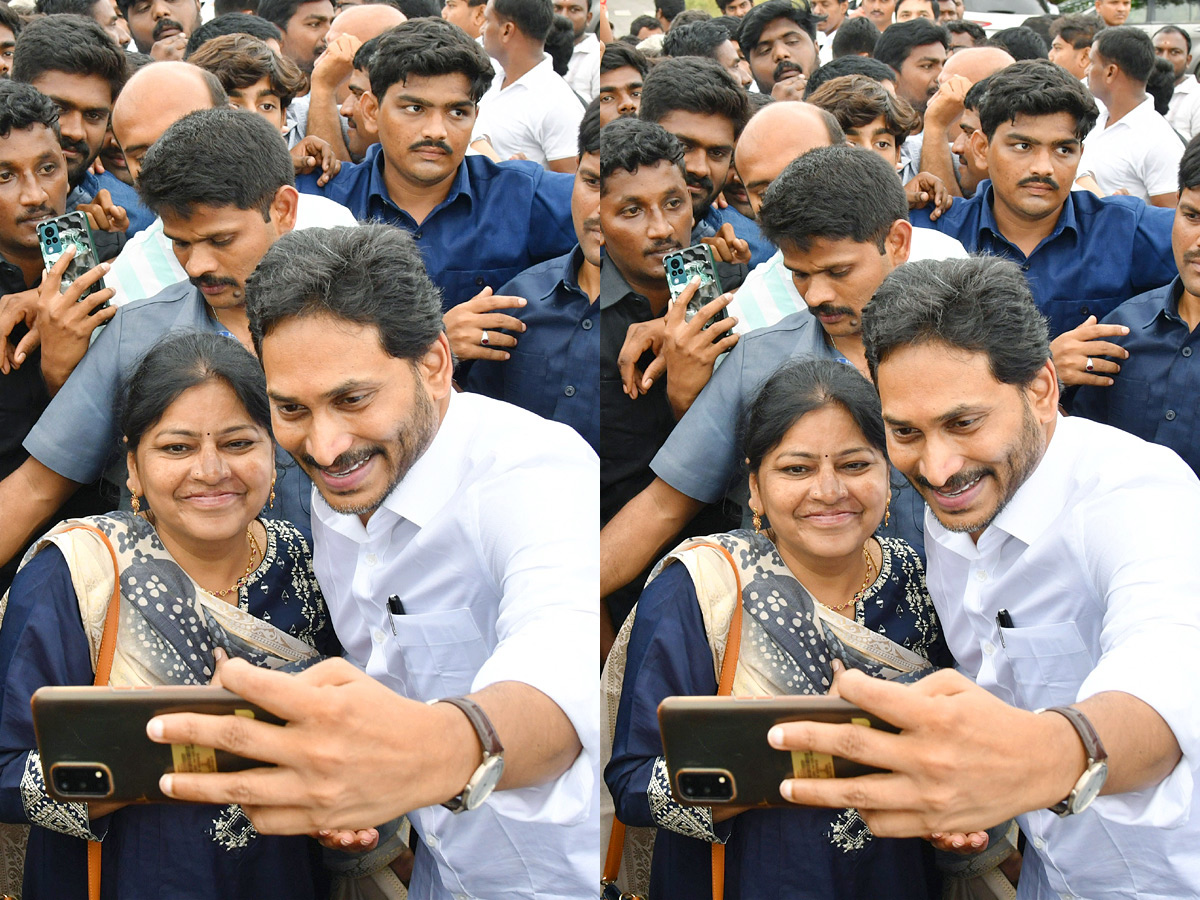 YS_20Jagan_20_20selfie_20with_20the_20crowd_20of_20fans_20Photos_20_2811_29.jpg 12