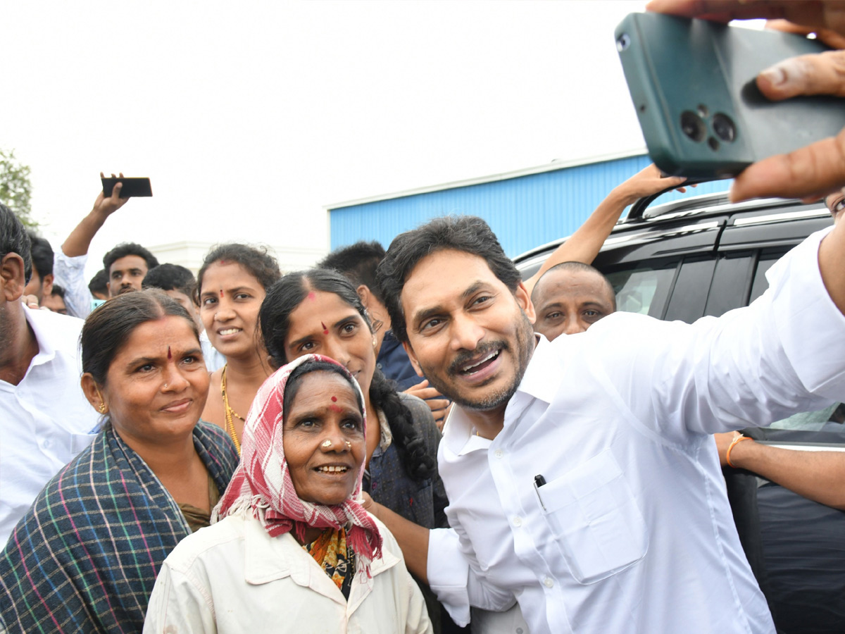 YS_20Jagan_20_20selfie_20with_20the_20crowd_20of_20fans_20Photos_20_2813_29.jpg 14