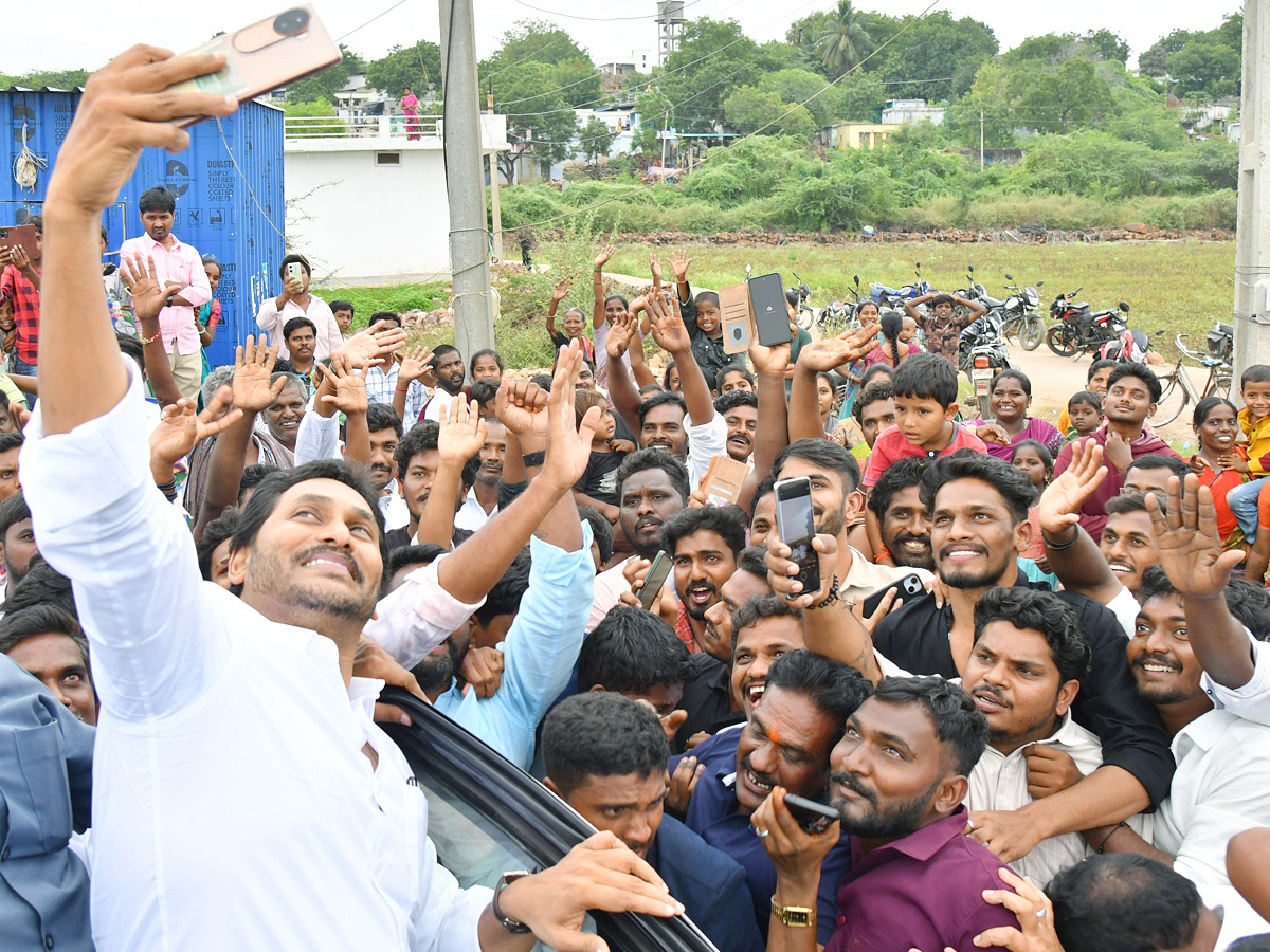 YS_20Jagan_20_20selfie_20with_20the_20crowd_20of_20fans_20Photos_20_2815_29.jpg 16