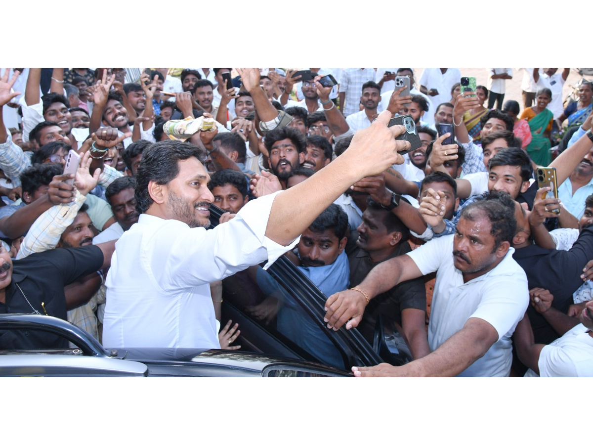 YS_20Jagan_20_20selfie_20with_20the_20crowd_20of_20fans_20Photos_20_2816_29.jpg 18