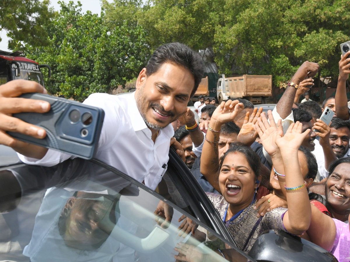 YS_20Jagan_20_20selfie_20with_20the_20crowd_20of_20fans_20Photos_20_2817_29.jpg 19