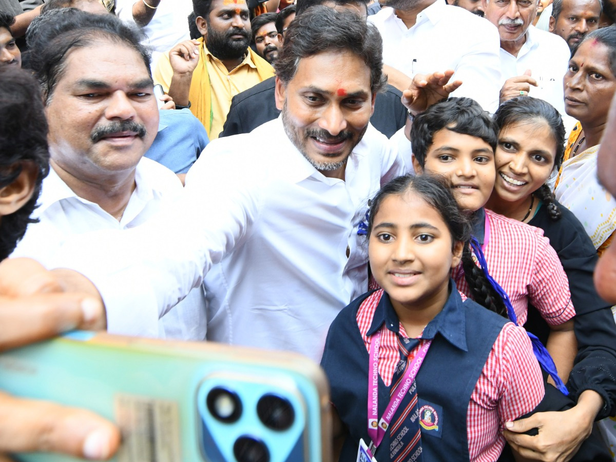 YS_20Jagan_20_20selfie_20with_20the_20crowd_20of_20fans_20Photos_20_2818_29.jpg 20