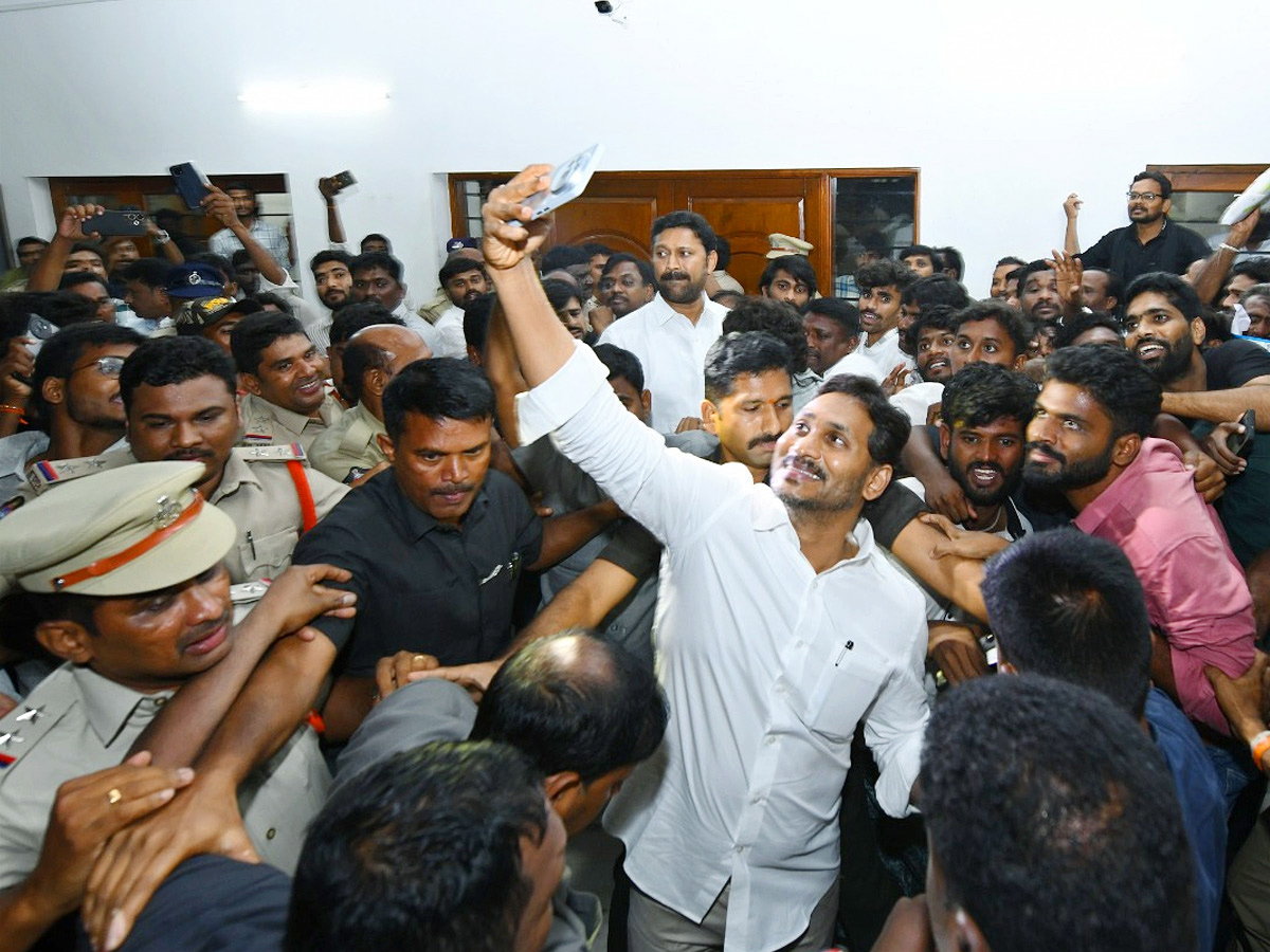 YS_20Jagan_20_20selfie_20with_20the_20crowd_20of_20fans_20Photos_20_281_29_0.jpg 17