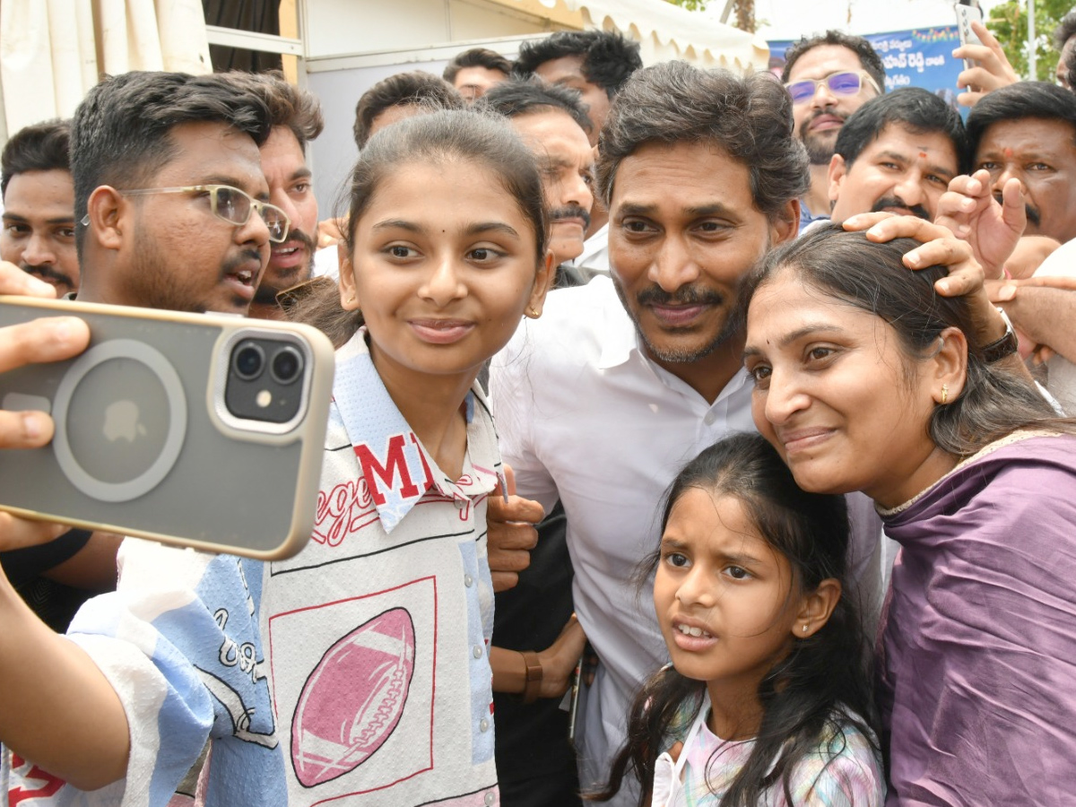 YS_20Jagan_20_20selfie_20with_20the_20crowd_20of_20fans_20Photos_20_281_29_1.jpg 21
