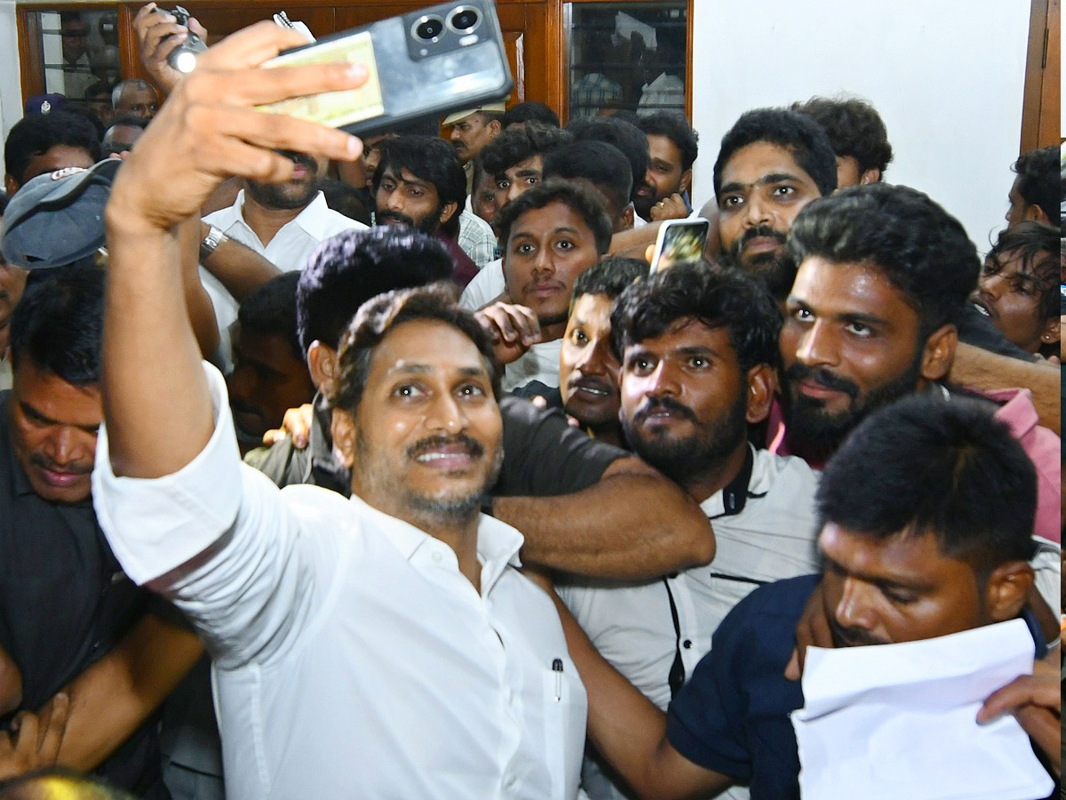 YS_20Jagan_20_20selfie_20with_20the_20crowd_20of_20fans_20Photos_20_282_29.jpg 3