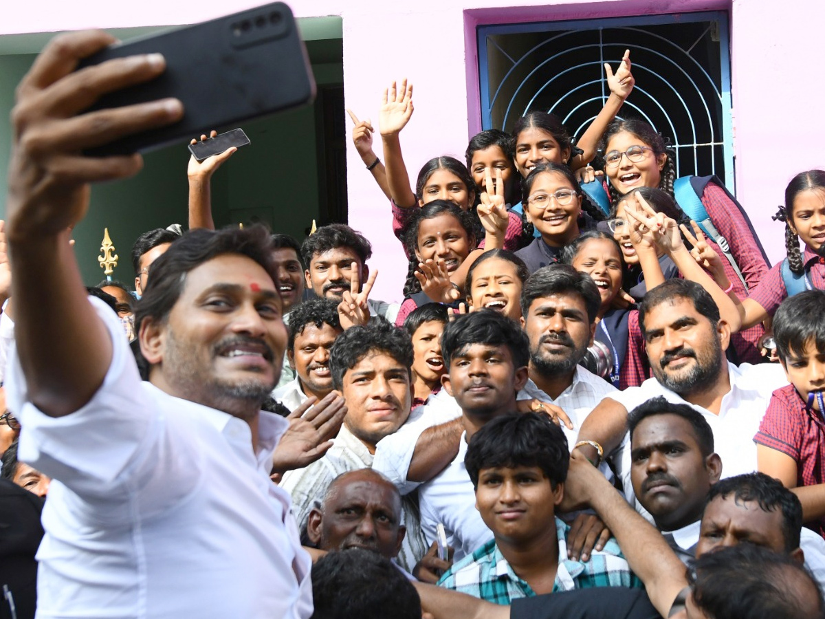 YS_20Jagan_20_20selfie_20with_20the_20crowd_20of_20fans_20Photos_20_282_29_0.jpg 22
