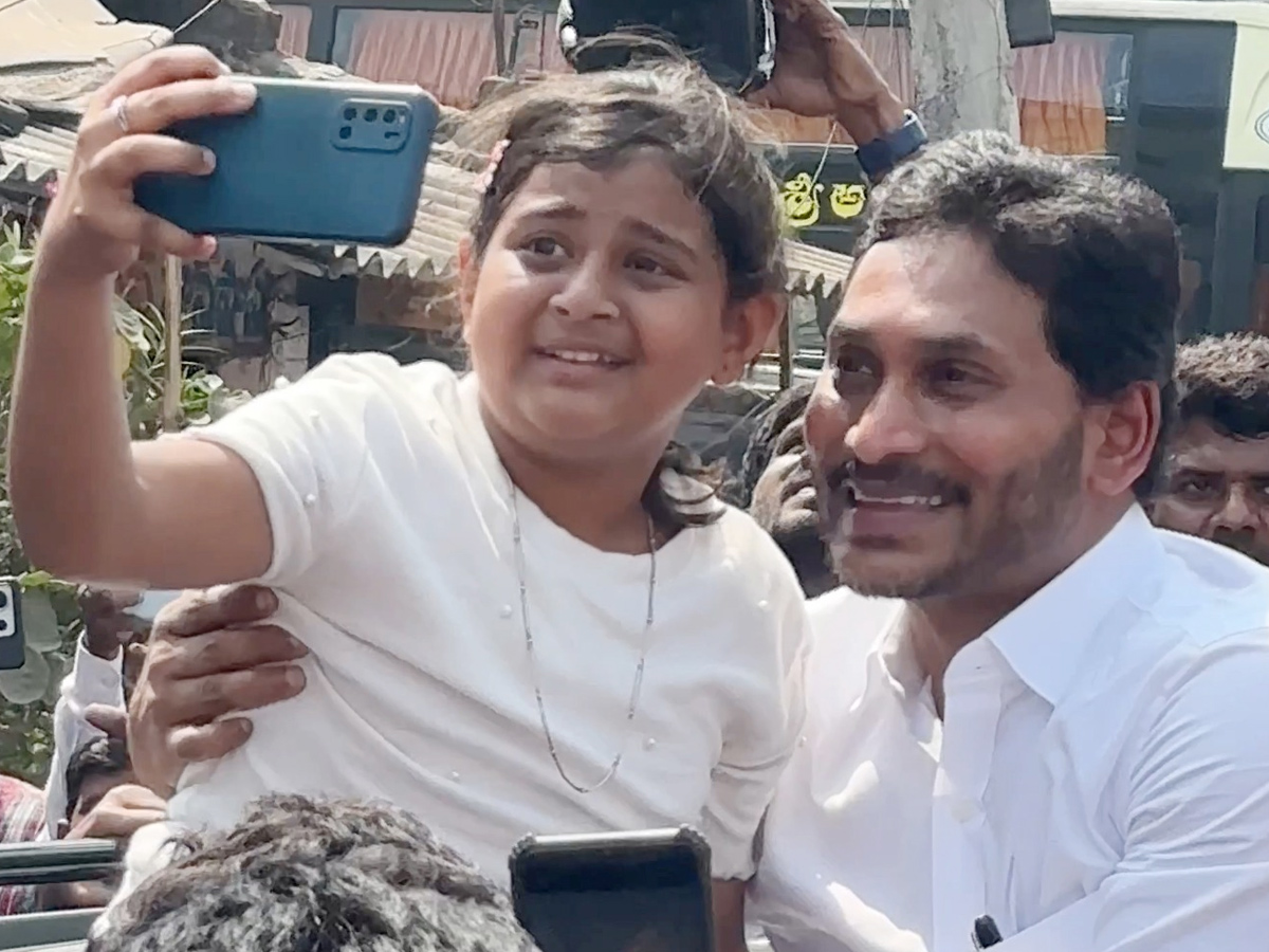 YS_20Jagan_20_20selfie_20with_20the_20crowd_20of_20fans_20Photos_20_283_29_0.jpg 23
