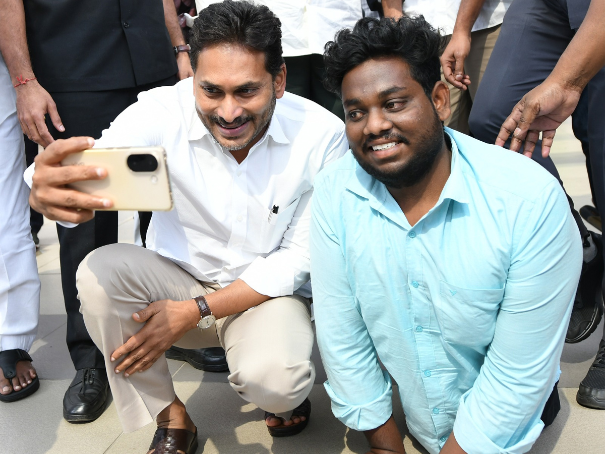 YS_20Jagan_20_20selfie_20with_20the_20crowd_20of_20fans_20Photos_20_284_29_0.jpg 24