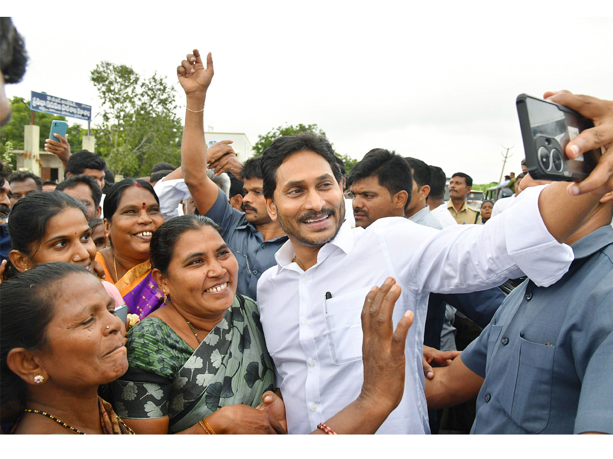 YS_20Jagan_20_20selfie_20with_20the_20crowd_20of_20fans_20Photos_20_288_29.jpg 9
