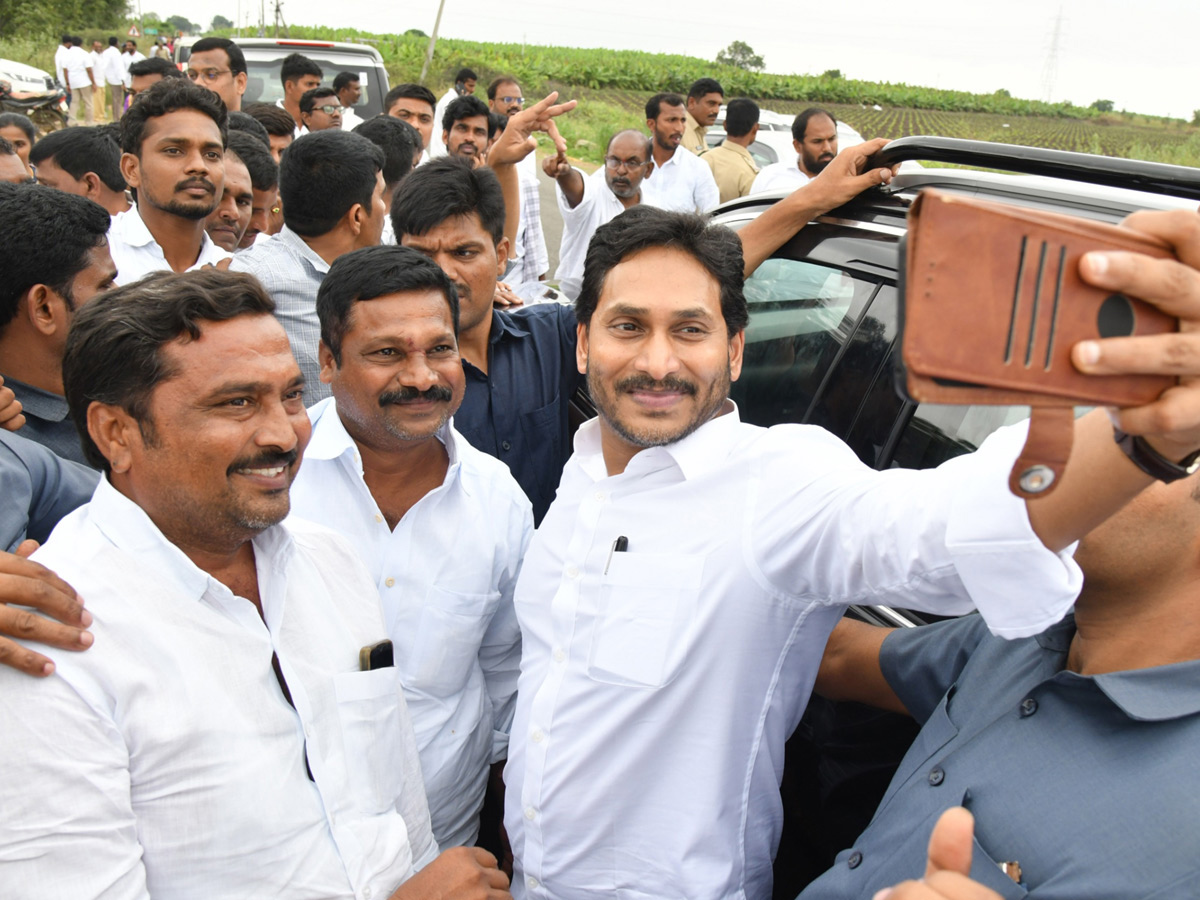 YS_20Jagan_20_20selfie_20with_20the_20crowd_20of_20fans_20Photos_20_289_29.jpg 10