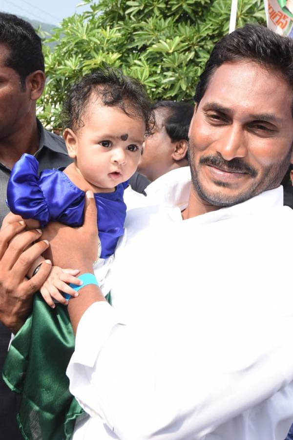 YS_20jagan_20mohan_20Reddy_20Cute_20Moments_20with_20kids_20Photos_20_2813_29.jpg 15