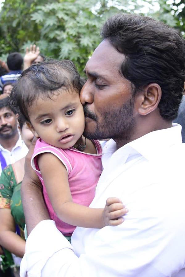 YS_20jagan_20mohan_20Reddy_20Cute_20Moments_20with_20kids_20Photos_20_2814_29.jpg 16