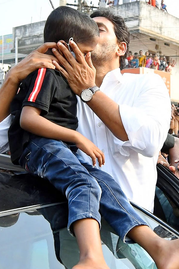 YS_20jagan_20mohan_20Reddy_20Cute_20Moments_20with_20kids_20Photos_20_2815_29.jpg 17