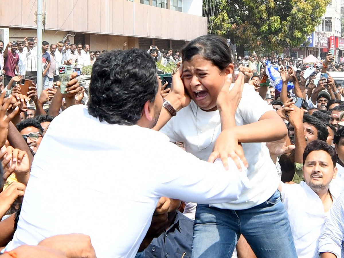 YS_20jagan_20mohan_20Reddy_20Cute_20Moments_20with_20kids_20Photos_20_2821_29.jpg 8