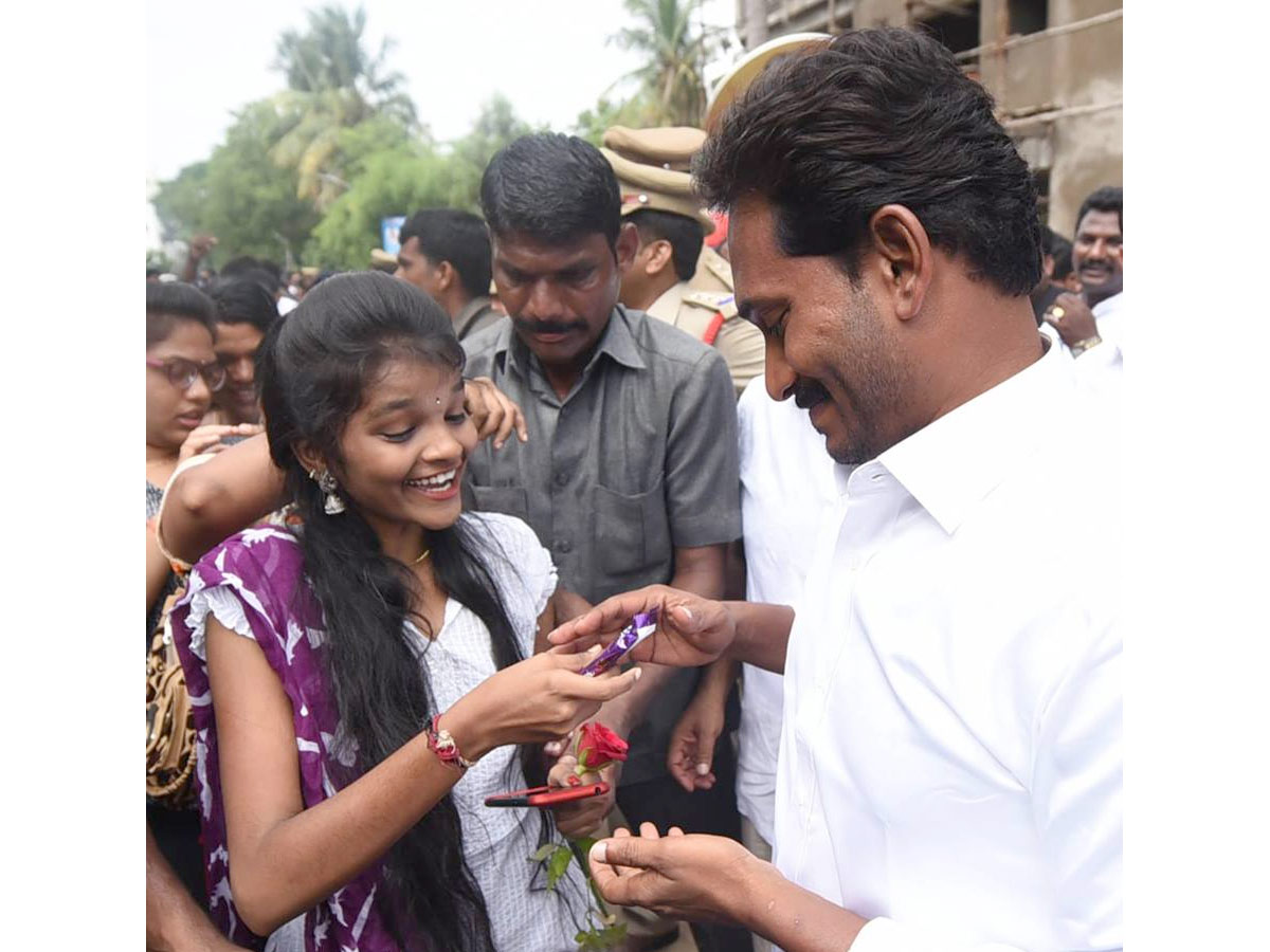 YS_20jagan_20mohan_20Reddy_20Cute_20Moments_20with_20kids_20Photos_20_282_29.jpg 3