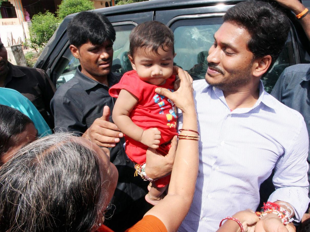 YS_20jagan_20mohan_20Reddy_20Cute_20Moments_20with_20kids_20Photos_20_284_29.jpg 5