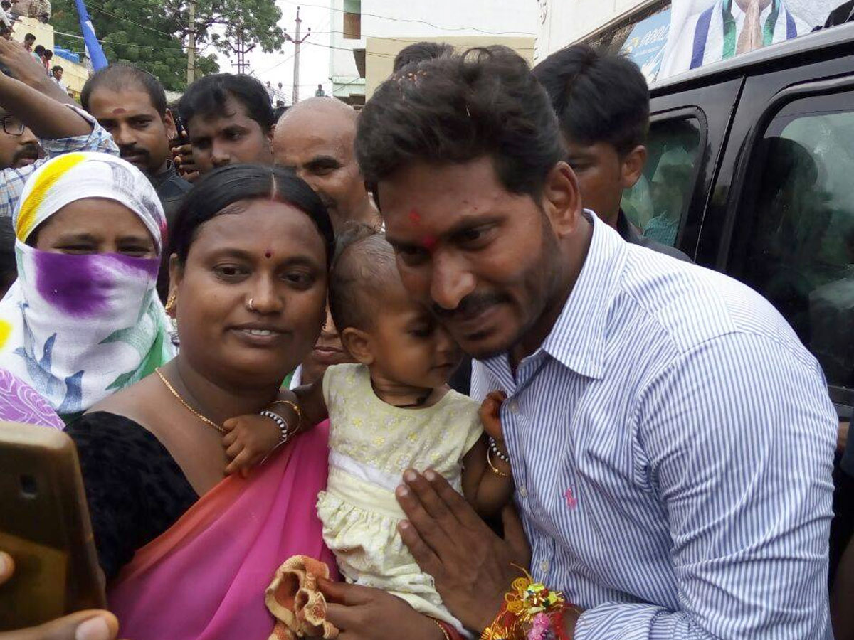YS_20jagan_20mohan_20Reddy_20Cute_20Moments_20with_20kids_20Photos_20_285_29.jpg 6