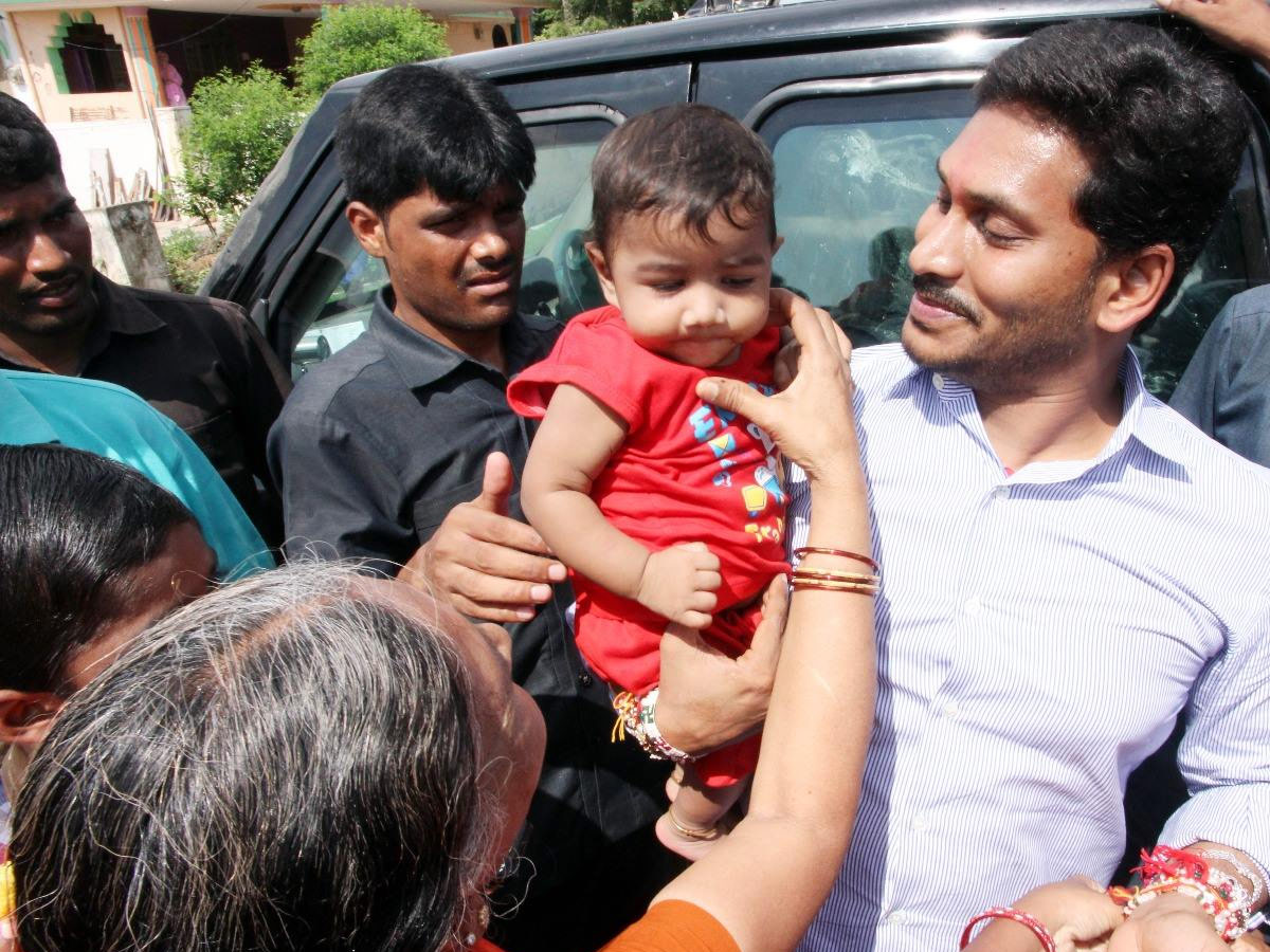 YS_20jagan_20mohan_20Reddy_20Cute_20Moments_20with_20kids_20Photos_20_288_29.jpg 10