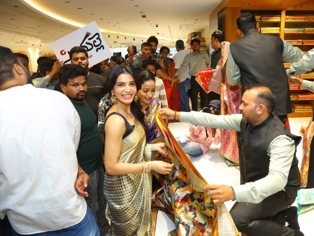 Samantha_20Ruth_20Prabhu_20MOBBED_20at_20Hyderabad_20Event_20Photos_3.jpg 3