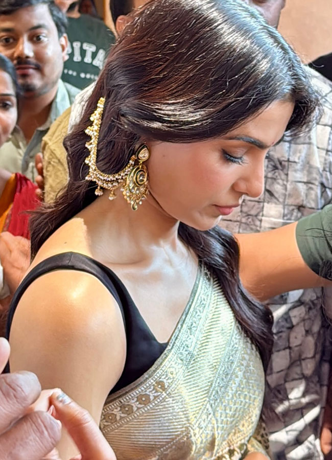 Samantha_20Ruth_20Prabhu_20MOBBED_20at_20Hyderabad_20Event_20Photos_4.jpg 4