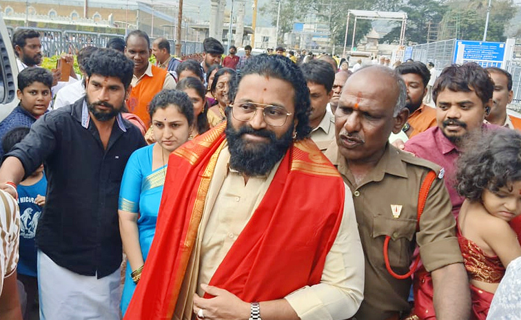 Rishab_20Shetty_20visited_20the_20Tirumala_20Sri_20Vari_20Temple_20Photos_20_2811_29.jpg 4