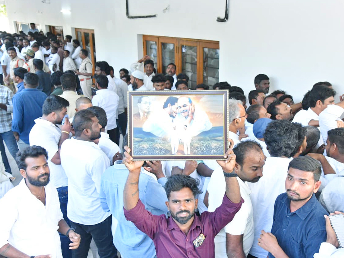 YS_20Jagan_20Receives_20Grand_20Welcome_20At_20Pulivendula_20Photos_20_285_29.jpg 16