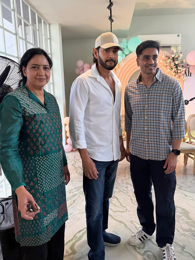Mahesh_20babu_20with_20his_20Sisters_20viral_20photos__20_289_29.jpg 9