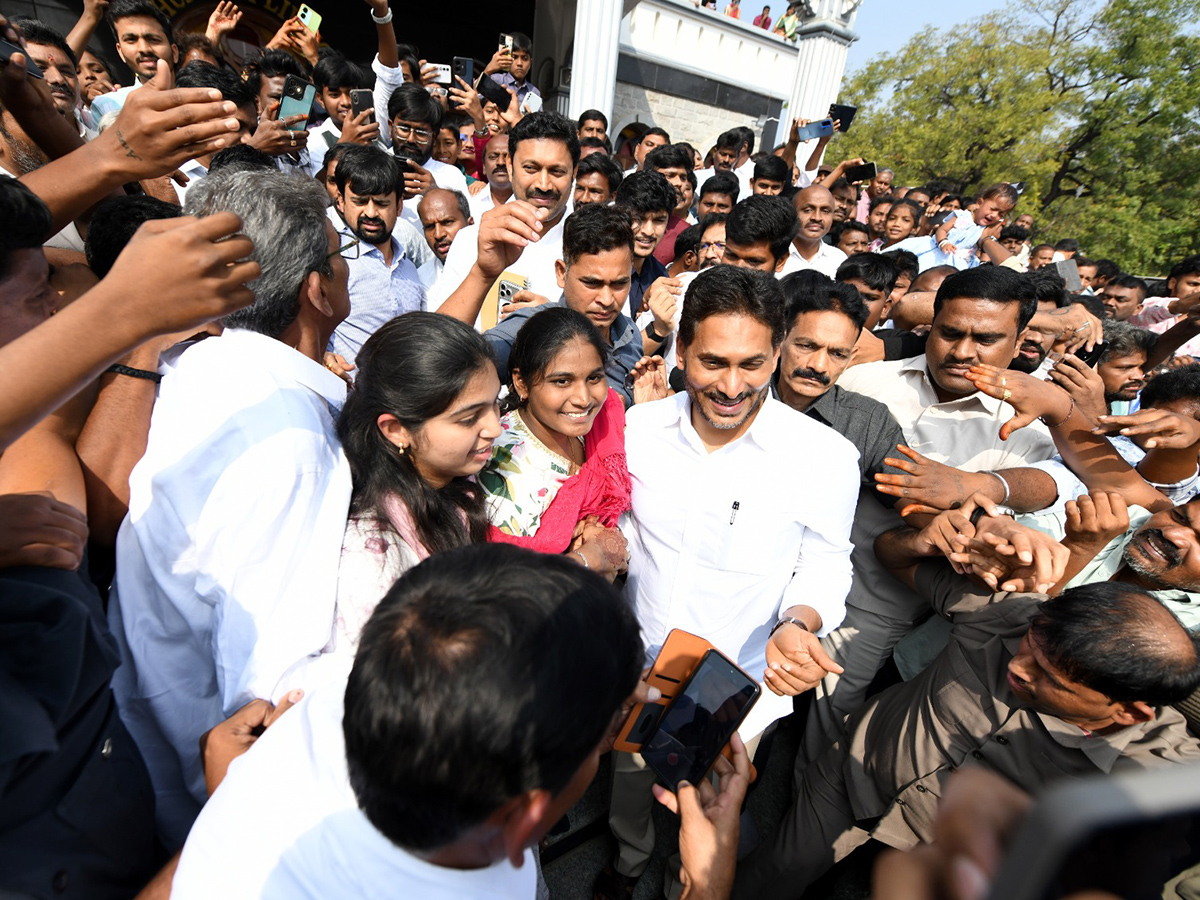 YS_20Jagan_20Mohan_20Reddy_20Christmas_20Celebrations_20at_20CSI_20Church_20Pulivendula__20_2829_29.jpg 29